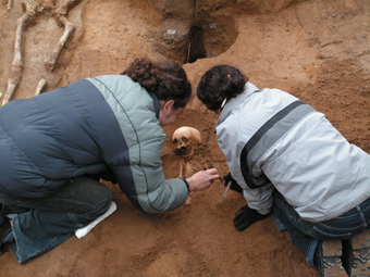 5  Preparace dětského kostrového hrobu, 340x255, 150.81 KB