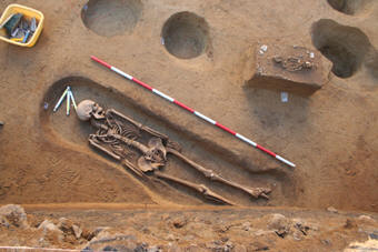 3  raně středověký hřbitov - nejlépe dochovaná kostra, 340x227, 18.66 KB