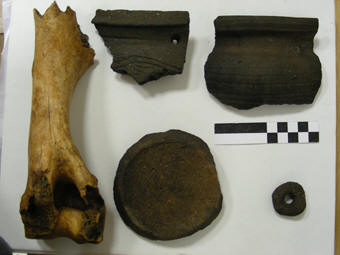 Výběr raně středověkých nálezů. Zvířecí kost, okraj s reparačním otvorem, okraj, dno a přeslen, 340x255, 14.26 KB
