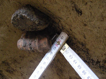 4  Jáma ze starší doby bronzové - detail zv. kosti zaražené do stěny, 340x255, 19.39 KB