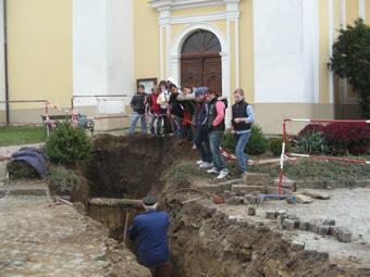 17  Popularizace a prezentace záchranného výzkumu žákům místní ZŠ (Miroslav Chludil z Dubňan, brigádník a amatérský archeolog), 340x255, 20.26 KB