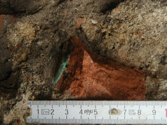 16  Příkop u hlavní cesty (vyplněn stavební sutí, detail nálezu mince), 340x255, 24.26 KB