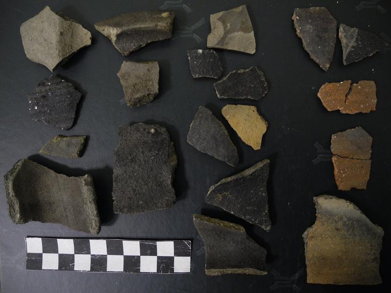 Zlomky středověkých keramický nádob., 800x600, 55.50 KB