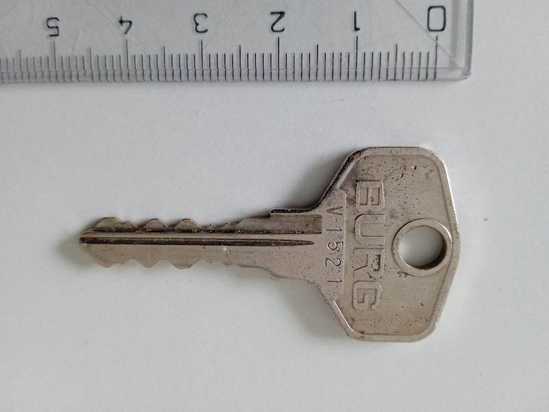 Klíč - nález 18. 4., a to na cestě od budovy k lesu po modré značce. Věc je opět uložena na pokladně, 800x600, 40.34 KB
