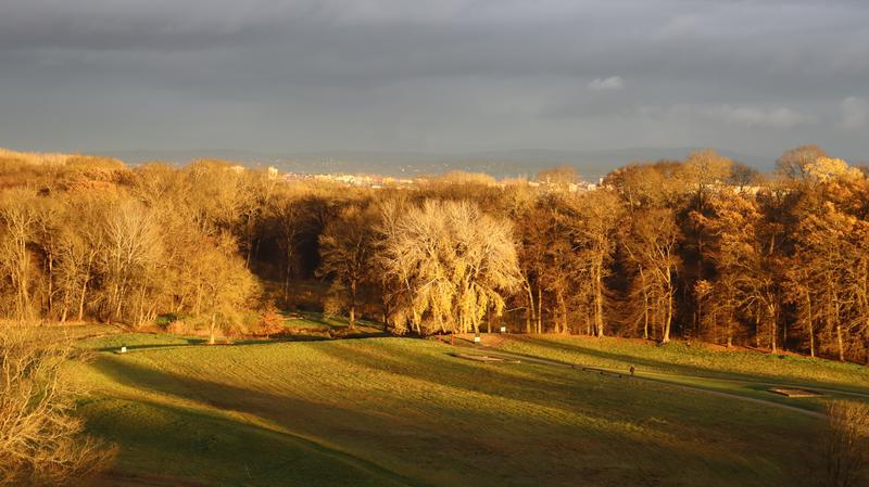 V dáli části měst Skalica a Holíč za podzimního slunce, 800x449, 60.25 KB