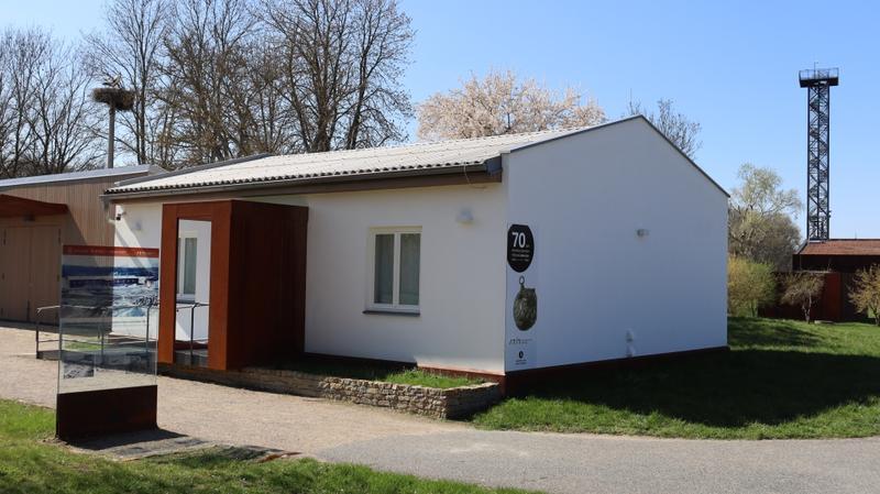 Tzv. Bílý dům archeologů se zpřístupněnou expozicí a krátkým filmem od léta 2024. V pozadí část budovy Návštěvnického centra s rozhlednou., 800x449, 46.74 KB