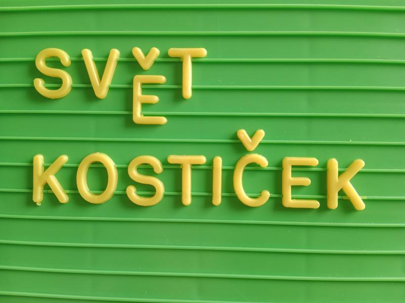 Dětská stolní hra Skládací abeceda. Na zelené panely se skládají slova ze žlutých písmenek. Výrobce Chemoplast, výrobní družstvo, Brno. 70. léta 31,7x13 cm, 800x600, 45.80 KB