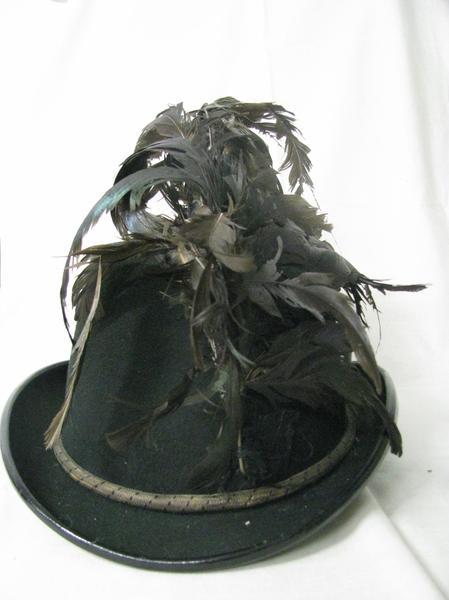 Zeměbranecký klobouk s "fedrpušem" z černých kohoutích per, 449x600, 28.88 KB